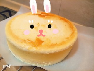 17、简单版轻乳酪蛋糕(8寸),脱模我撕油纸慢了因为很柔软什么蛋糕皮粘掉了加个贴纸盖下，大家不要学我趁热撕掉就好了。在冰箱冷藏一夜就可以吃了( •̀∀•́ )