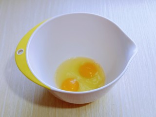 2、烘焙小白必做～萌狗甜甜圈,首先将鸡蛋打入深一点的器具中。