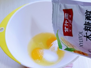 3、烘焙小白必做～萌狗甜甜圈,加入木糖醇。(木糖醇口感接近蔗糖，口感清凉，适合不易多吃糖的人群)