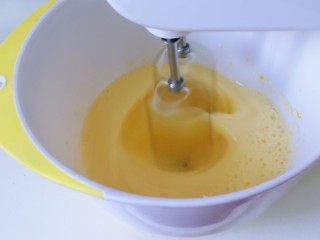 4、烘焙小白必做～萌狗甜甜圈,启动电动打蛋器，将鸡蛋液打发。