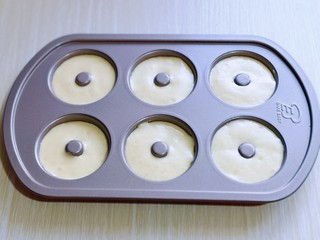 10、烘焙小白必做～萌狗甜甜圈,再将原味的蛋糕糊倒入新的裱花袋中，挤入甜甜圈模具中，8分满即可。