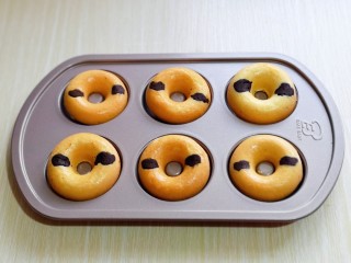 13、烘焙小白必做～萌狗甜甜圈,翻过来了呦～小狗耳朵出来啦！