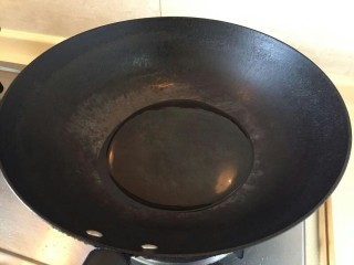 3、卷心菜香肠炒面,锅中倒入适量的油。