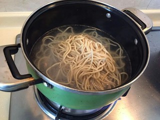 8、卷心菜香肠炒面,面条放入水里煮一下。