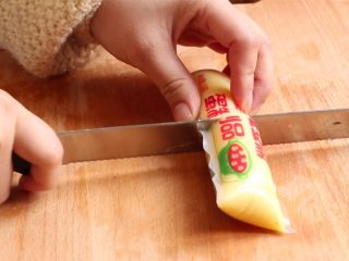 5、脆皮日本豆腐,日本豆腐连包装对半切开。