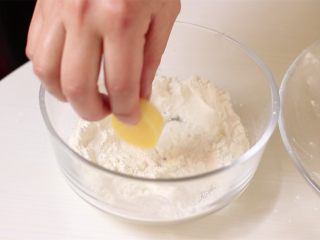 7、脆皮日本豆腐,将日本豆腐均匀裹上淀粉。