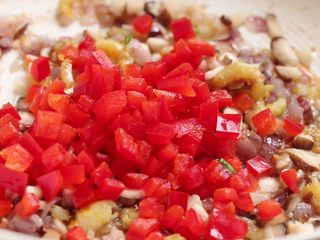 11、脆皮日本豆腐,加入香菇丁和香菇丁翻炒。