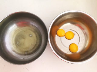 3、酸奶芝士蛋糕,把鸡蛋蛋清和蛋黄分开