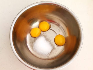 4、酸奶芝士蛋糕,蛋黄里面加入5克细白砂糖
