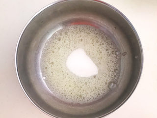 12、酸奶芝士蛋糕,用打蛋器打出大泡，加入7克白砂糖