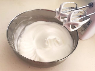 15、酸奶芝士蛋糕,打发如图所示，提起打蛋器是个小尖角即可