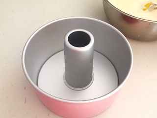 20、酸奶芝士蛋糕,中空蛋糕模具准备好