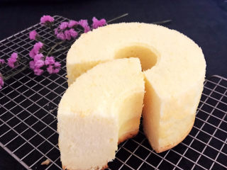 28、酸奶芝士蛋糕,切开看看，组织细腻，香甜松软，如果趁热撕开蛋糕的话能看到有细细的拉丝~