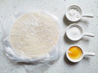 1、手抓饼蝴蝶酥,准备好所有食材。