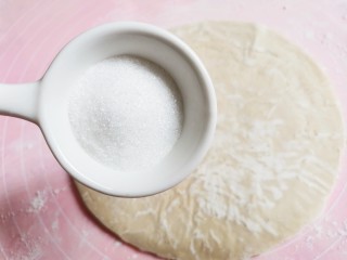 3、手抓饼蝴蝶酥,上面撒一层白糖，
