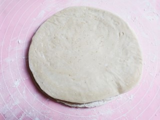 6、手抓饼蝴蝶酥,再盖一张手抓饼。