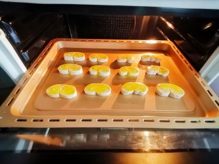 12、手抓饼蝴蝶酥,将处理好的手抓饼推入预热好的烤箱，180度烤15分钟即可。