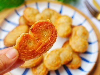 15、手抓饼蝴蝶酥,一层一层叠着，非常酥脆。趁热入口，奶香就在嘴里散开，而且甜度很低，不会齁甜，吃完后舔舔手指头都是超级满足…如果喜甜的话，还可以搭配炼乳蘸着吃，奶香十足更美味！