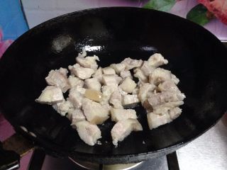 5、小土豆炖肉,炒锅加一点油倒入五花肉煸至表面微黄