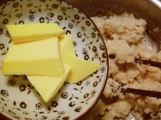 5、奶油炸糕,放入黄油 继续搅拌