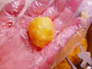 10、奶油炸糕,取一小份 揉成球状