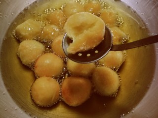 13、奶油炸糕,随着加热 面团出现裂纹 膨胀变大