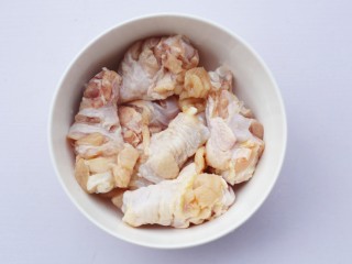 3、骨头都啃光的奥尔良鸡翅根,放入碗中。