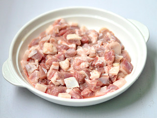 1、烤羊肉串,羊肉用清水提前浸泡2小时，中途换2-3次水，泡出血水后洗净切小块