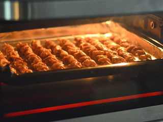 11、烤羊肉串,10分钟后拿出刷一层橄榄油，再烤10分钟即可