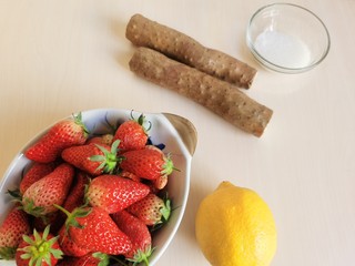 1、草莓山药,准备所需食材。