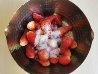 2、草莓山药,草莓洗净，加白糖腌制2小时左右。不喜欢草莓酱里有大果肉的，可把草莓切成小丁。