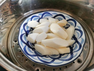 4、草莓山药,去皮后的山药切成块，放入蒸锅蒸熟。