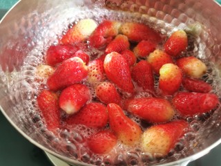 5、草莓山药,腌好的草莓有水分渗出，不用再加水，直接开小火煮草莓。