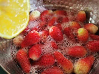 6、草莓山药,中间加入半个柠檬的汁，没有可不放。