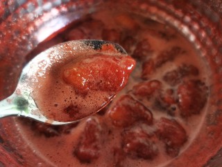 7、草莓山药,小火不停的搅拌防止糊锅，当熬到汤汁变得特别粘稠的时候，草莓酱就做好了。