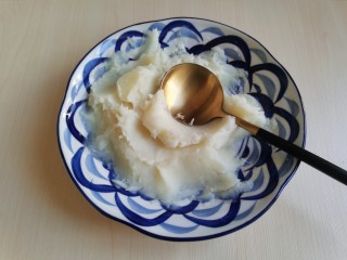 8、草莓山药, 蒸熟后的山药用勺子捣成泥。