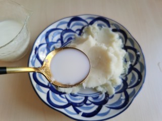 9、草莓山药,往山药泥里加入牛奶，喜欢吃甜的可以加炼乳或者白糖。想要口感更加的细滑，可以将山药泥过筛。