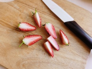 13、草莓山药,切几个新鲜草莓和芒果丁做装饰。