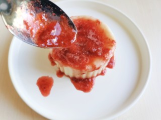 14、草莓山药,盛一勺草莓酱淋到山药泥上边。