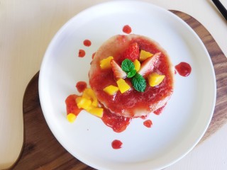 15、草莓山药,上面再用水果装饰一下。山药泥软糯润滑，与酸酸甜甜的草莓酱结合，真的好吃。