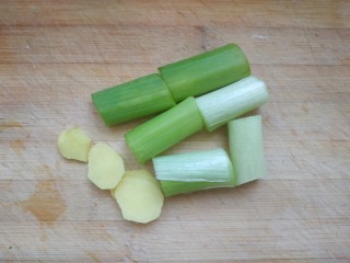 1、照烧鸡胸肉,大葱切小段，姜切片