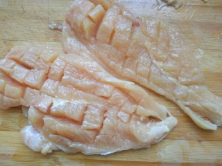 3、照烧鸡胸肉,用刀背拍软，划刀