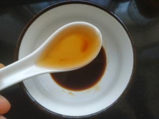 9、照烧鸡胸肉,加入一勺料酒