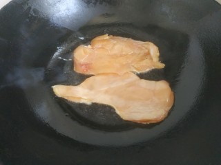 13、照烧鸡胸肉,锅中放入适量植物油，放入鸡胸肉