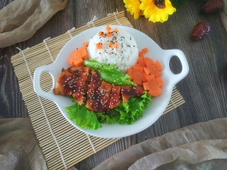 19、照烧鸡胸肉,切小段，滴入锅中汤汁，撒上白芝麻，配上米饭和蔬菜，开吃吧