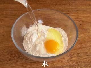 3、4种材料烤出香脆【原味鸡蛋仔】懒人必备！,加入牛奶（或水）