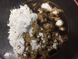 5、焦糖珍珠奶茶（健康自制）,快速地一次性倒入装有木薯淀粉的大碗里