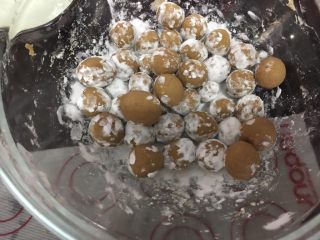 9、焦糖珍珠奶茶（健康自制）,把搓好的珍珠放入放了木薯淀粉的碗里