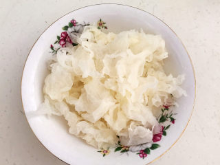 3、银耳莲子红枣汤,把泡发好的银耳撕成小块