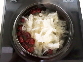 9、银耳莲子红枣汤,加入泡发好的银耳